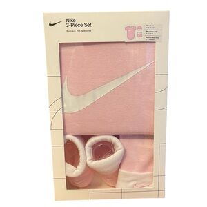 NWT Nike 3 piece set